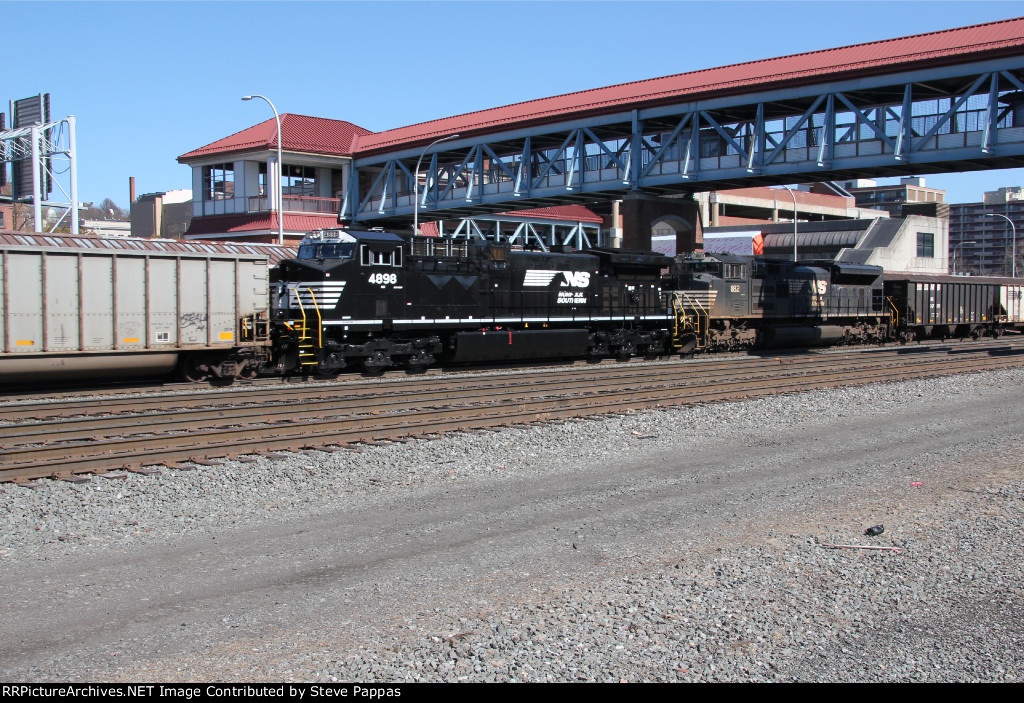 NS 4898 and 1182 as mid train DPUS on train 595